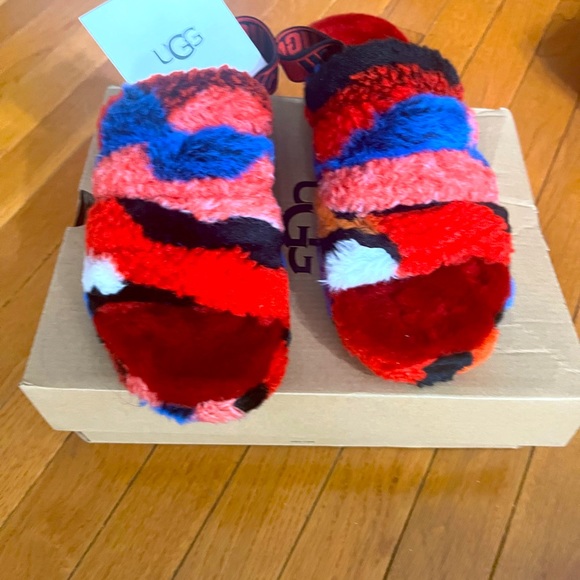 Ugg clog worn once and is like new . The box is available - Picture 2 of 4